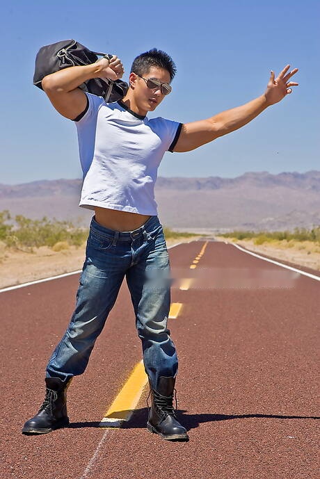 El toro asiático Peter Le se quita la ropa afuera