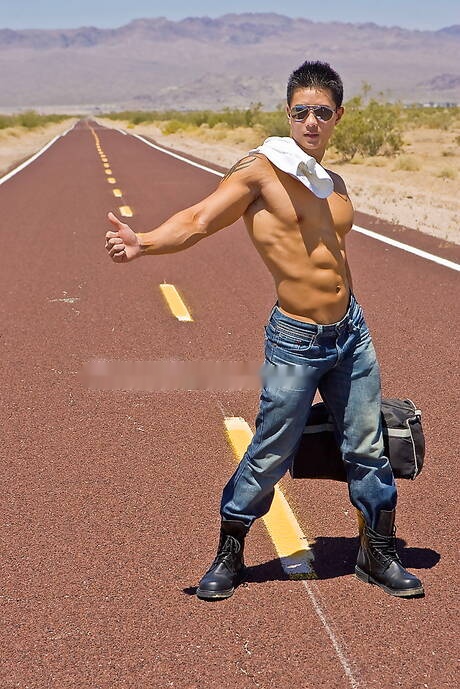 El toro asiático Peter Le se quita la ropa afuera