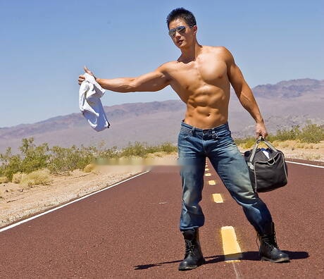 El toro asiático Peter Le se quita la ropa afuera