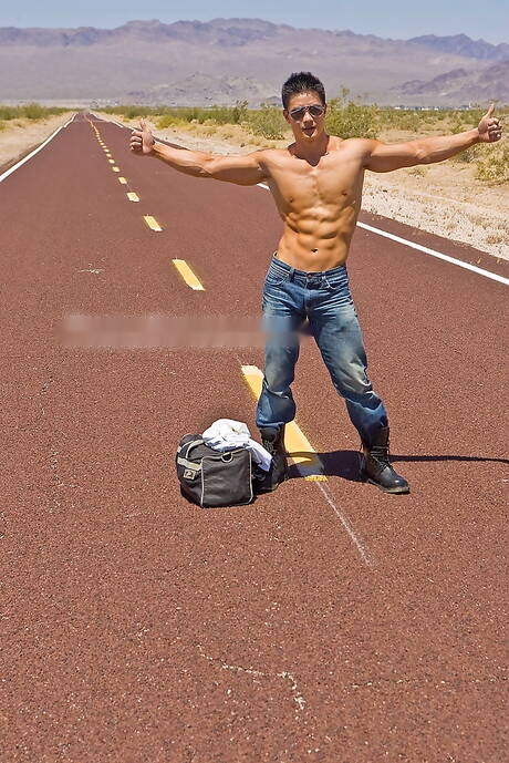 El toro asiático Peter Le se quita la ropa afuera