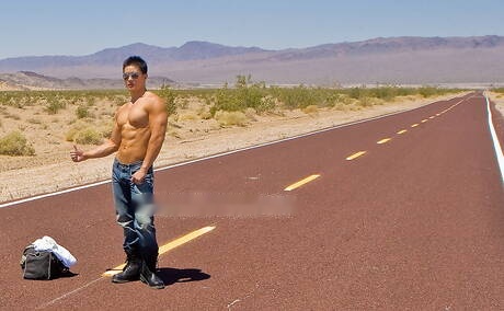 El toro asiático Peter Le se quita la ropa afuera