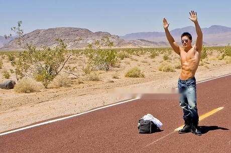 El toro asiático Peter Le se quita la ropa afuera