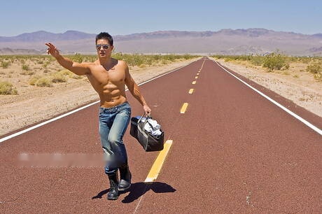 El toro asiático Peter Le se quita la ropa afuera