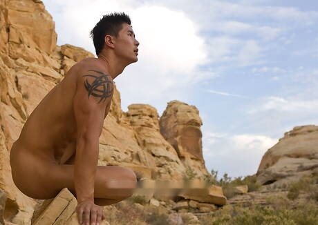 Il toro asiatico Peter Le mostra un corpo muscoloso e forte all