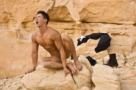 Il toro asiatico Peter Le mostra un corpo muscoloso e forte all