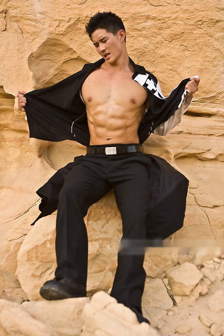 El fuerte toro asiático Peter Le muestra un cuerpo fuerte al aire libre