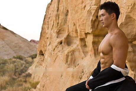 El fuerte toro asiático Peter Le muestra un cuerpo fuerte al aire libre