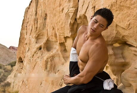 El fuerte toro asiático Peter Le muestra un cuerpo fuerte al aire libre