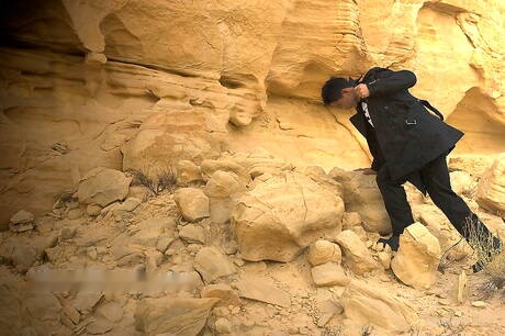 Oriental strong bull Peter Le take off his clothes outdoor