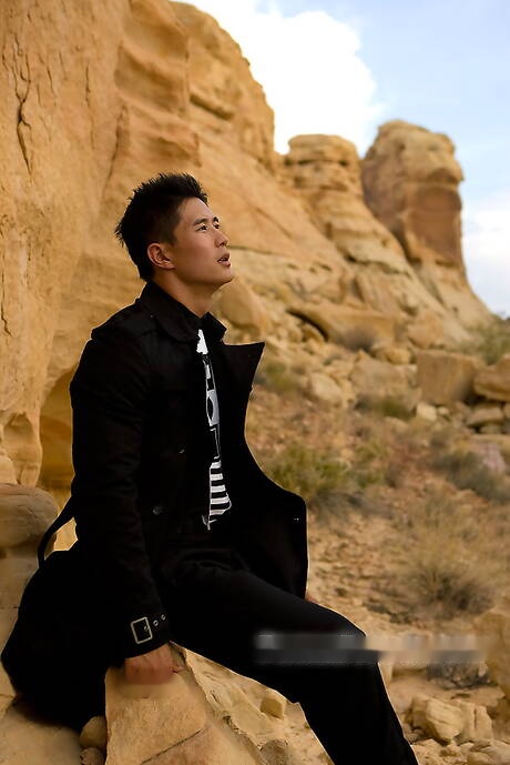 Oriental strong bull Peter Le take off his clothes outdoor