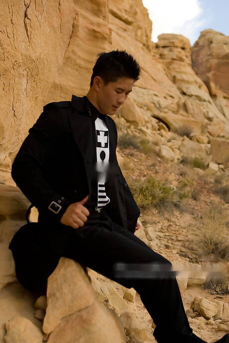 Oriental strong bull Peter Le take off his clothes outdoor