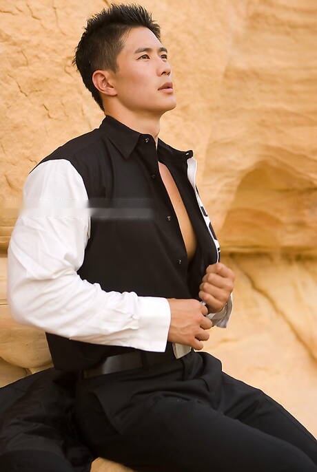 Oriental strong bull Peter Le take off his clothes outdoor