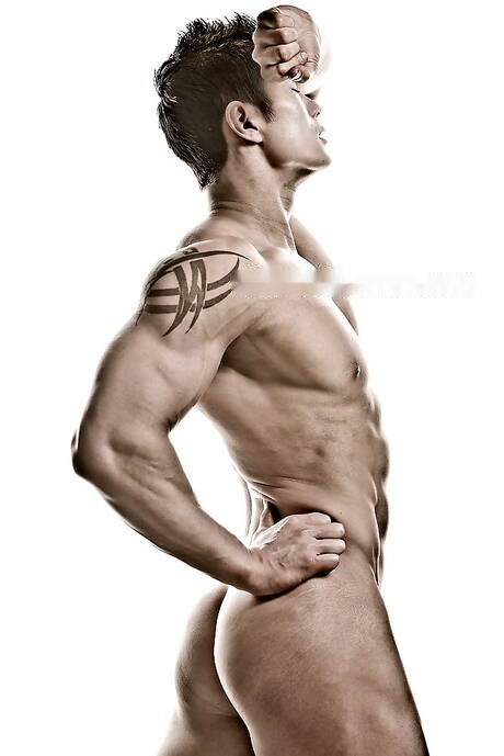 Asian bodybuilder Peter Le posing naked and showing his butt