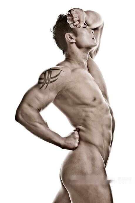 Asian bodybuilder Peter Le posing naked and showing his butt