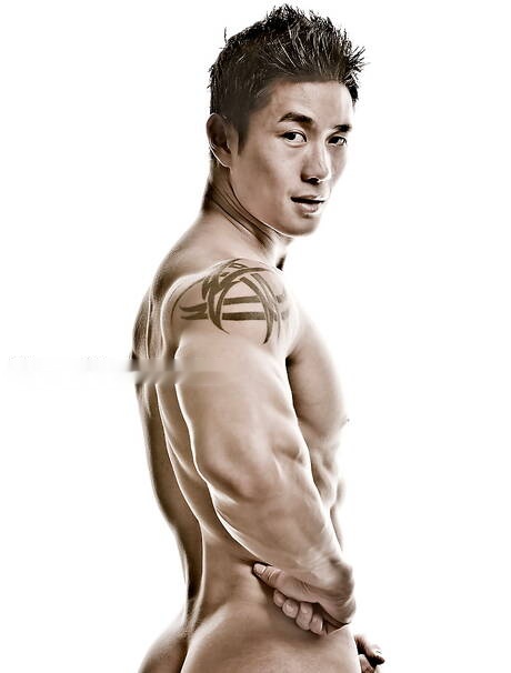 Asian bodybuilder Peter Le posing naked and showing his butt