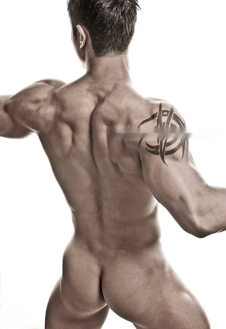 Asian bodybuilder Peter Le posing naked and showing his butt