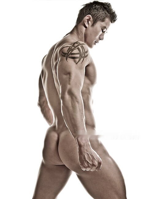 Asian bodybuilder Peter Le posing naked and showing his butt
