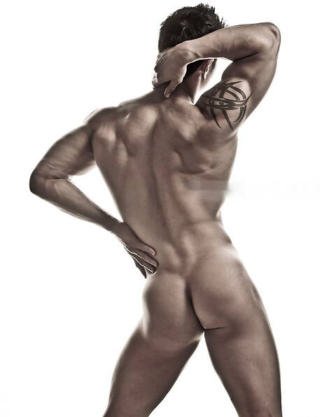 Asian bodybuilder Peter Le posing naked and showing his butt