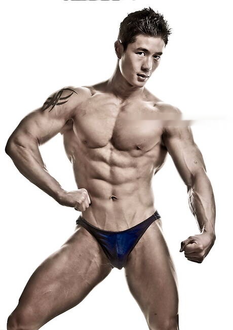 Oriental bodybuilder Peter Le get naked and showing hot butt
