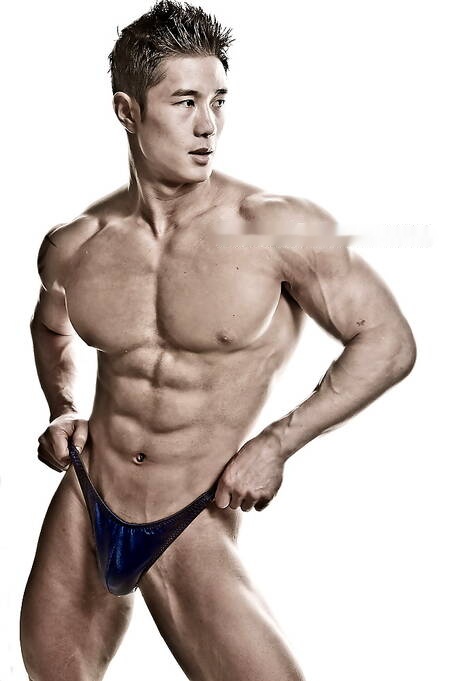 Oriental bodybuilder Peter Le get naked and showing hot butt