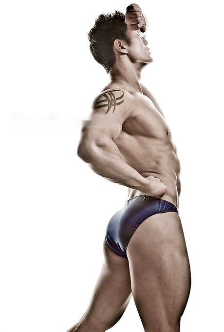 Oriental bodybuilder Peter Le get naked and showing hot butt
