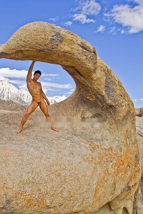 Asian muscular Peter Le shows a sturdy body outdoor