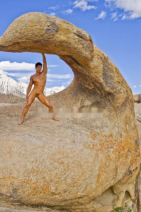 Asian muscular Peter Le shows a sturdy body outdoor