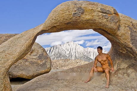 Asian muscular Peter Le shows a sturdy body outdoor