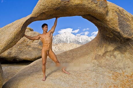 Asian muscular Peter Le shows a sturdy body outdoor