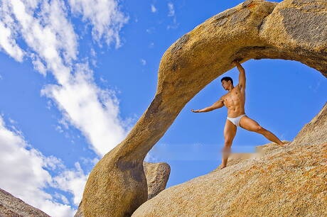 El toro asiático Peter Le muestra un cuerpo musculoso por fuera