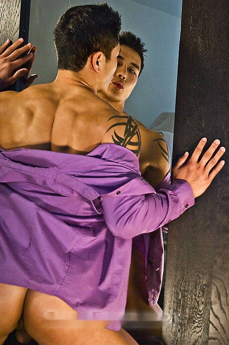 Oriental bodybuilder Peter Le posing nude and showing his butt