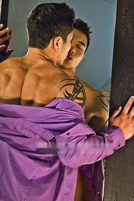 El culturista oriental Peter Le posando desnudo y mostrando su trasero