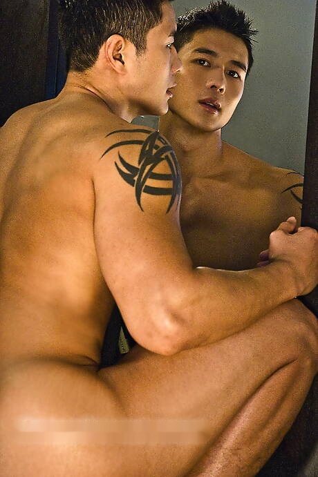 Peter Fever: Oriental bodybuilder Peter Le posing nude and showing his butt