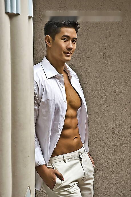 Asian muscular Peter Le take off his clothes