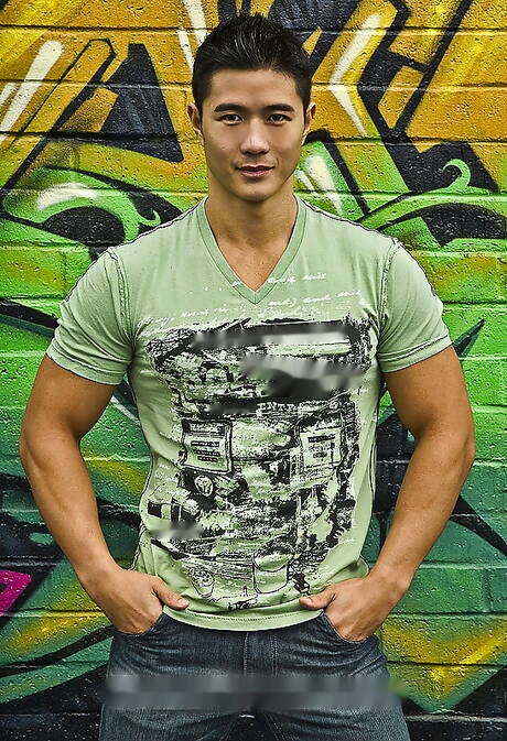 El musculoso asiático Peter Le se quita la ropa