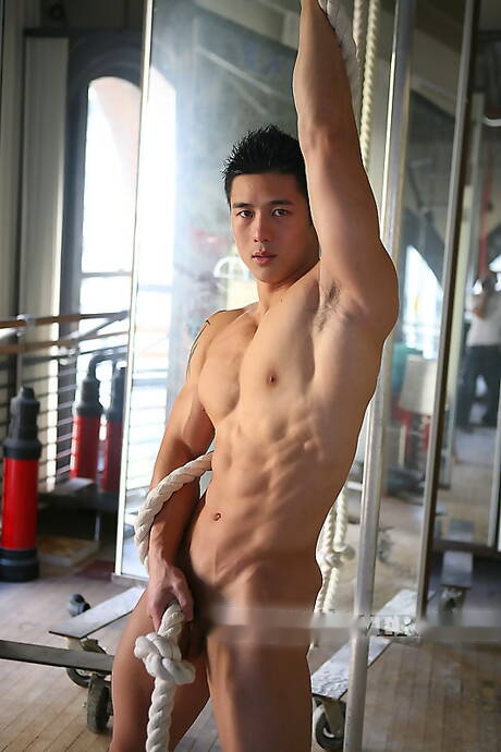 El toro asiático Peter Le muestra un cuerpo musculoso en el gimnasio