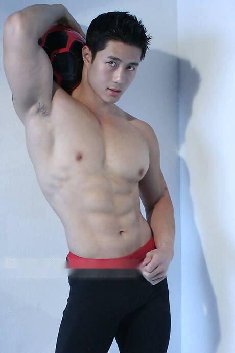 El fuerte toro asiático Peter Le se desnuda y muestra su trasero apretado