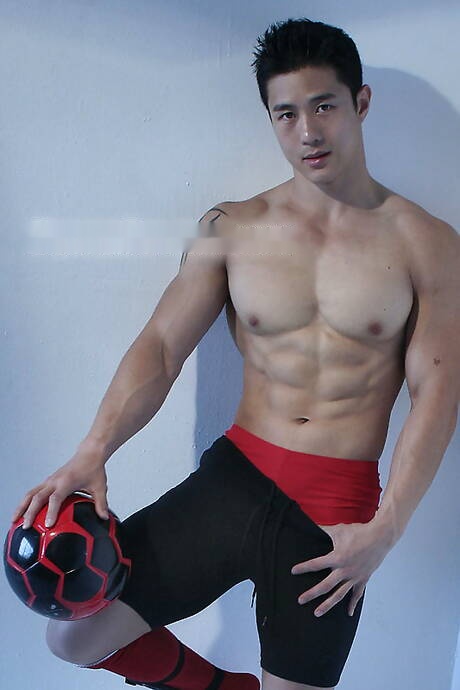 Asian strong bull Peter Le get naked and showing tight butt