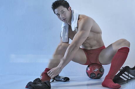 El fuerte toro asiático Peter Le se desnuda y muestra su trasero apretado