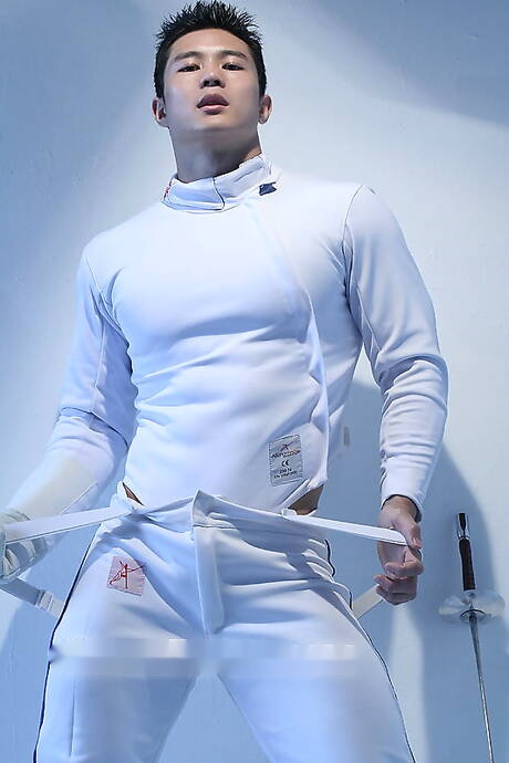 東方公牛Peter Le裸體擺造型，秀出漂亮臀部