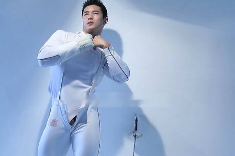 東方公牛Peter Le裸體擺造型，秀出漂亮臀部