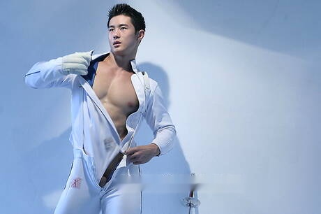 東方公牛Peter Le裸體擺造型，秀出漂亮臀部