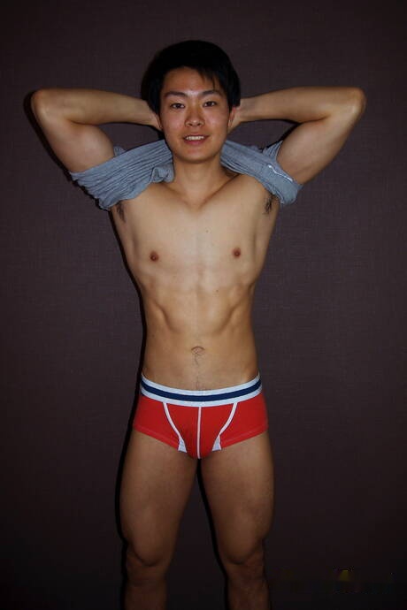 Aziatische gespierde Higaken speelt met pik in hete douche