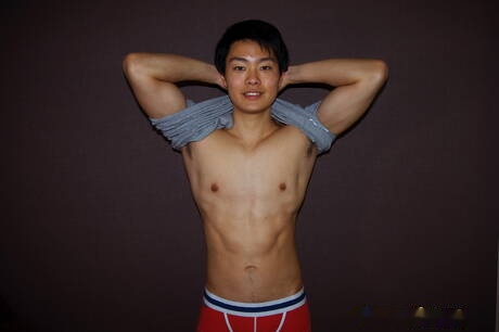 Aziatische gespierde Higaken speelt met pik in hete douche