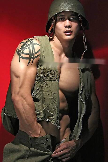 Le culturiste oriental en uniforme militaire Peter Le montre un corps parfait