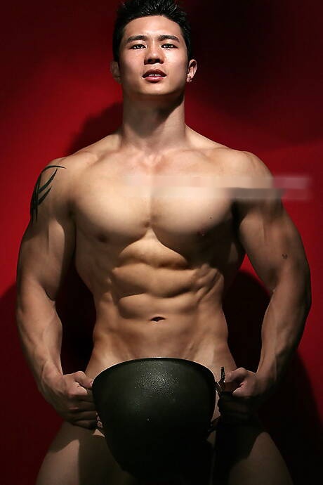 Le culturiste oriental en uniforme militaire Peter Le montre un corps parfait