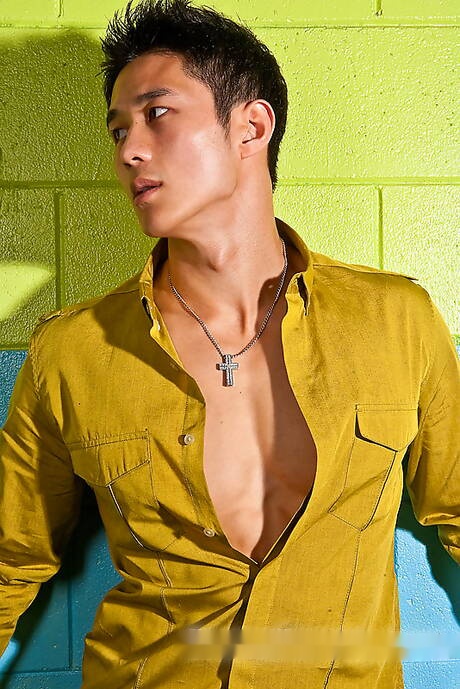 アジア人ボディビルダーのピーター・レが屋外で筋肉ボディを披露