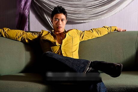 アジア人ボディビルダーのピーター・レが屋外で筋肉ボディを披露