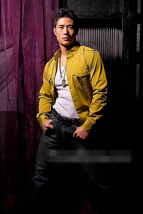 アジア人ボディビルダーのピーター・レが屋外で筋肉ボディを披露