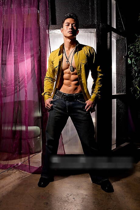 El culturista asiático Peter Le muestra un cuerpo musculoso al aire libre